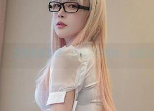 Dami(퀸다미)厨娘套图精选：在切菜的同时，心里泛起了波澜。