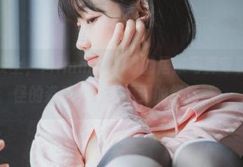 靠在沙发上，Mimmi(밈미)的居家写真专辑——奇怪的姿势，意想不到的舒适感。