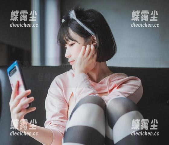 靠在沙发上，Mimmi(밈미)的居家写真专辑——奇怪的姿势，意想不到的舒适感。-蝶霭尘