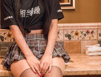 TouTiao头条女神 - 尹菲的牛仔裤又来了，美图分享通道已开启