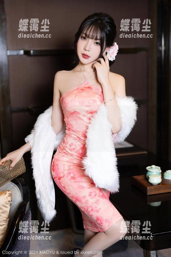 XIAOYU语画界 - 图片里的潘朵拉Laa，短裙随风起舞，定制也没让我想起巴黎时装周？-蝶霭尘
