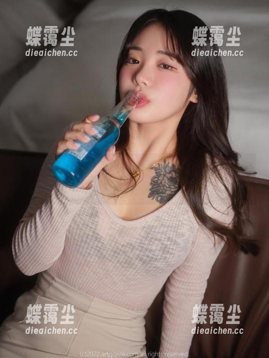 DiveintoWuyo的泳衣高清作品集，水边的轻松总让人停下脚步-蝶霭尘