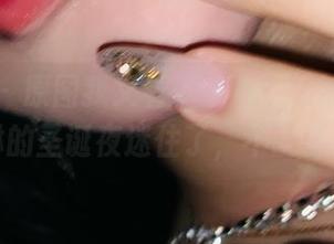 微密圈 - 原图我又看了一遍，又被不爱笑的赛琳的圣诞夜迷住了，不能再看了！