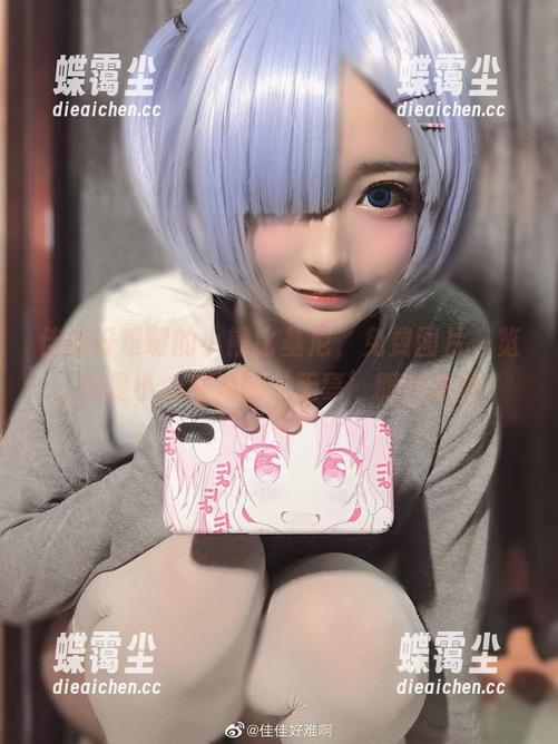佳佳好难啊的小熊比基尼，免费图片一览，但是小心被她的‘无辜’眼神迷住！-蝶霭尘
