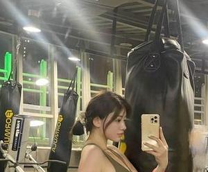 微密圈 - 光影间的奶宝妹纸，车载尤物写真套图真让人心醉。