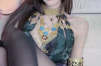 一边是小小奶瓶儿，另一边是白色蕾丝，高清写真里的绝妙组合