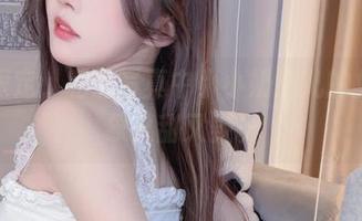 生日限定，私房写真中小小奶瓶儿的兔子形象又甜又野。