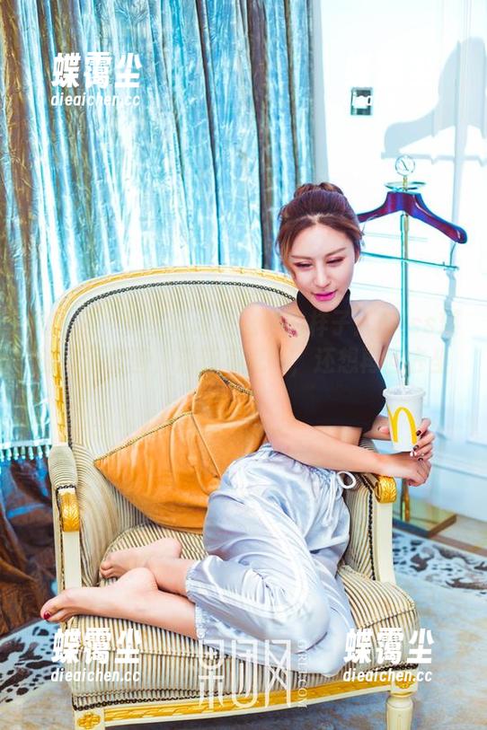 果团网 - 教室就该是这样的样子:Miss琪的高清套图,清新不腻味,还想再回去坐一坐。-蝶霭尘 果团网 - 教室就该是这样的样子:Miss琪的高清套图,清新不腻味,还想再回去坐一坐。-蝶霭尘