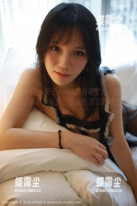 模范学院 - 妞妞koko的白裙壁纸：适合美好的清晨，当然，也适合窝在沙发上刷剧。-蝶霭尘