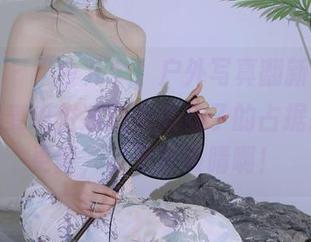 秀人网 - “今儿个，户外写真翻新了，你们无视麦琪绫冰激淋新鞋子的占据感！”更新，鞋子更吸睛啊！