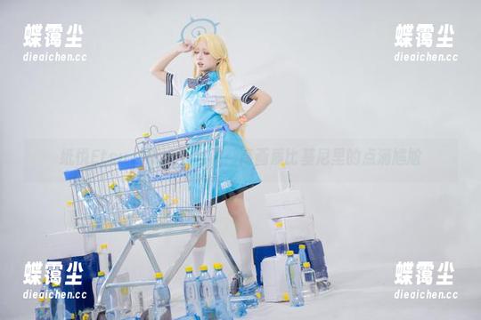 纸悦Etsu_ko 纸悦Etsu_ko大胆尝试:高画质比基尼里的点滴尴尬