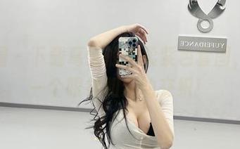 微密圈 - 下载葛征的温柔紫色套图，给你一个眼神和梦的交织！