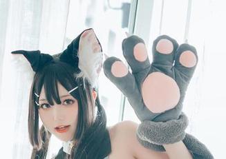 高清下的高跟鞋与蓝小沂KiKi，似乎在诉说着高与低、强与弱的微妙关系