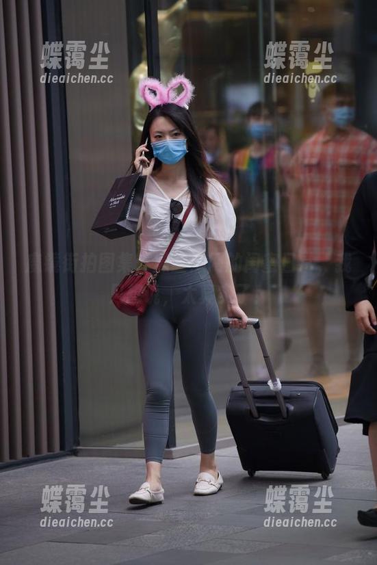 魔镜街拍图集：黑丝黑网的闺蜜日常，我只想说，太真实了！-蝶霭尘