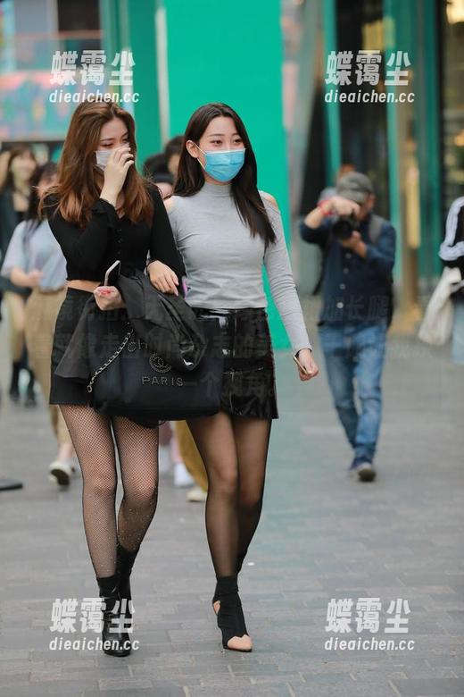 魔镜街拍:无圣光!绿色短裙加长腿,看着就像走出时尚杂志的美女,干脆让我换一个视角。-蝶霭尘 魔镜街拍:无圣光!绿色短裙加长腿,看着就像走出时尚杂志的美女,干脆让我换一个视角。-蝶霭尘