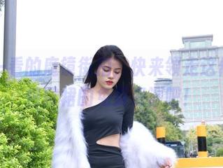 值得一看的魔镜街拍，快来领走这位白色包臀裙的免费资源吧！